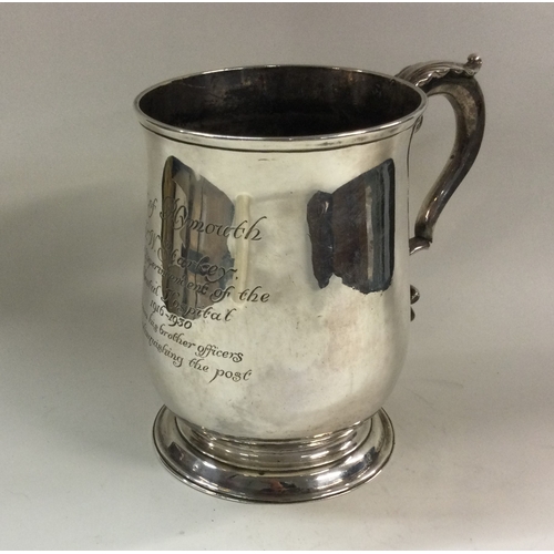 174 - AN early George III silver pint mug. London 1762. By Samuel Whitford. Approx. 304 grams. Est. £300 -... 