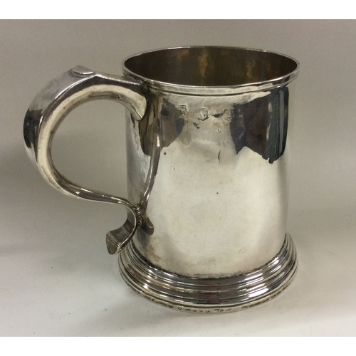 175 - A large George II silver pint tankard. London 1735. Approx. 288 grams. Est. £500 - £600.