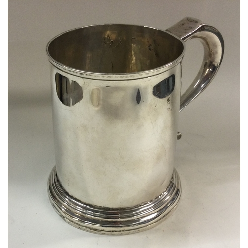 175 - A large George II silver pint tankard. London 1735. Approx. 288 grams. Est. £500 - £600.