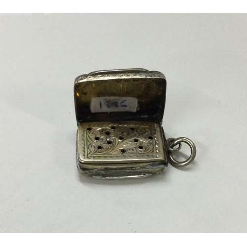 20 - A Victorian silver vinaigrette. Birmingham 1886. Approx. 8 grams. Est. £100 - £150.