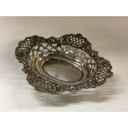 239 - A pierced silver dish. Birmingham 1908. Approx. 60 grams. Est. £50 - £80.