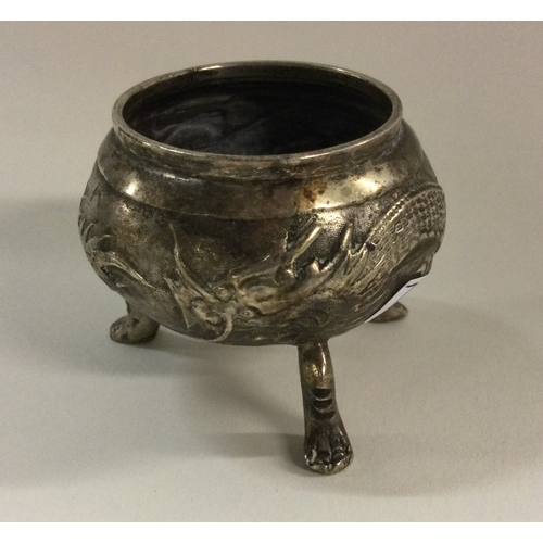 342 - WANG HING: A chased Chinese silver bowl on feet decorated with dragons. Marked to base. Approx. 36 g... 