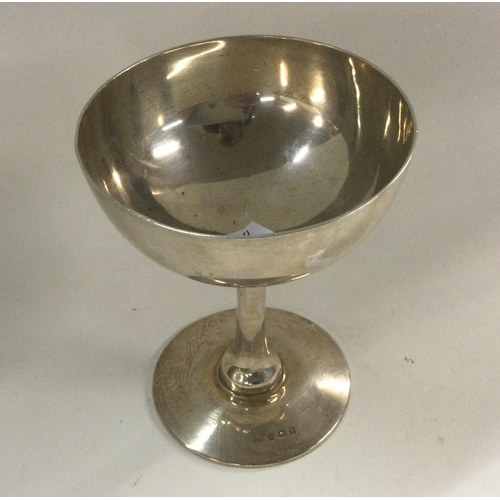 368 - A silver cocktail coupe. Birmingham. Approx. 113 grams. Est. £80 - £120.