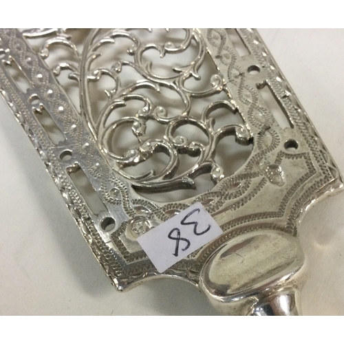 38 - DUBLIN: A good pierced Irish silver fish slice decorated with scrolls. Approx. 181 grams. Est. £180 ... 