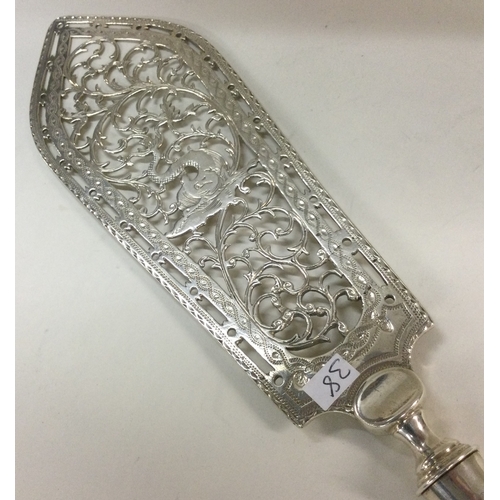 38 - DUBLIN: A good pierced Irish silver fish slice decorated with scrolls. Approx. 181 grams. Est. £180 ... 