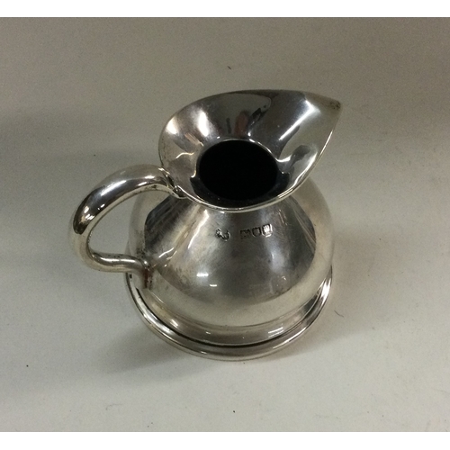 381 - A heavy silver cream jug. London 1907. Approx. 92 grams. Est. £60 - £80.