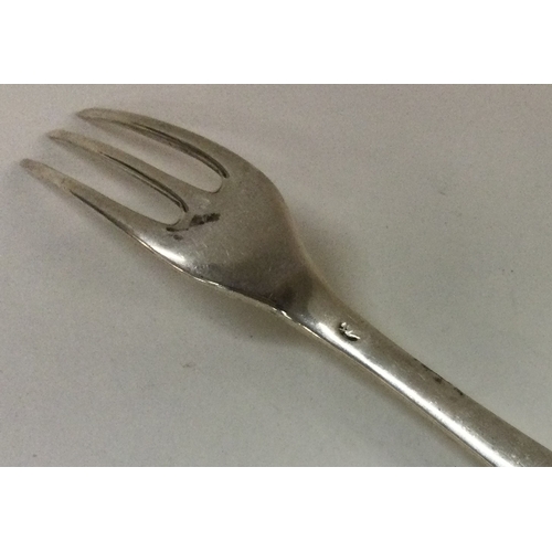 391 - An early 18th Century silver dog nose fork. Approx. 56 grams. Est. £100 - £150.