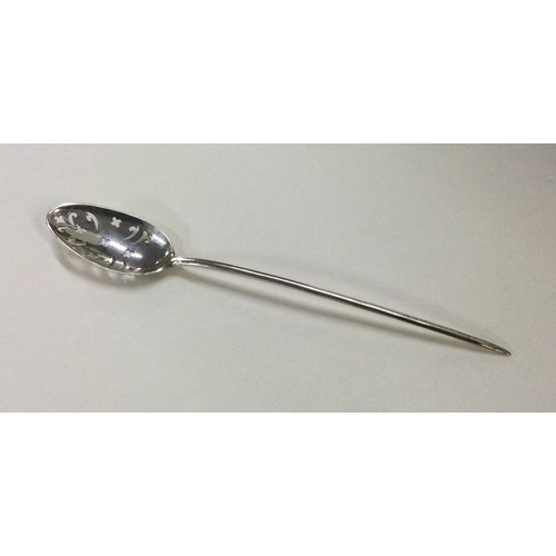 400B - An 18th Century silver mote spoon. Maker's mark struck twice. Approx. 8 grams. Est. £100 - £150.