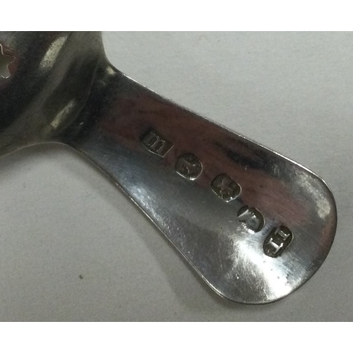 401 - A good Georgian silver bright cut caddy spoon. London. By IT. Approx. 5 grams. Est. £40 - £60.