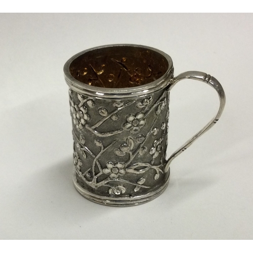 418 - A good Chinese miniature silver mug / tot with aesthetic decoration. Punched to base. Approx. 51 gra... 