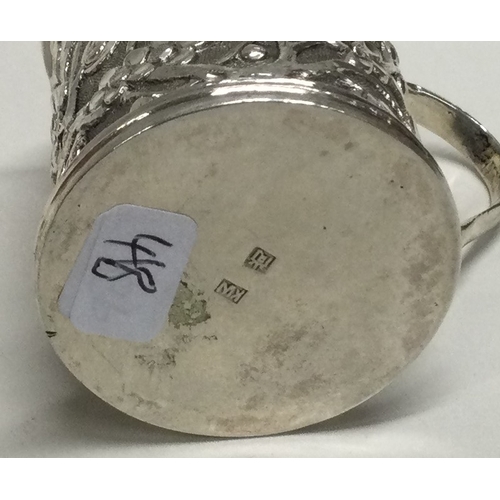 418 - A good Chinese miniature silver mug / tot with aesthetic decoration. Punched to base. Approx. 51 gra... 