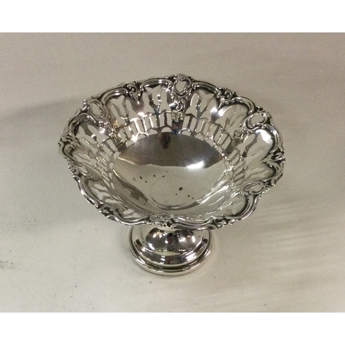 486 - A small pierced silver sweet dish. Approx. 87 grams. Est. £20 - £30.