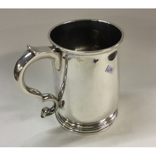 499 - A good George II silver pint mug of typical form. London. Circa 1725. By John Edwards. Approx. 412 g... 