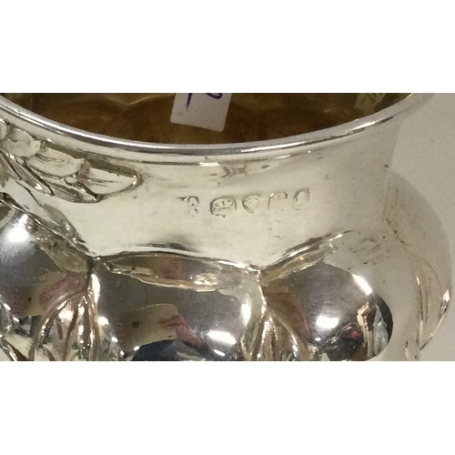 512 - An early 18th Century silver mug. Approx. 146 grams. Est. £100 - £150.