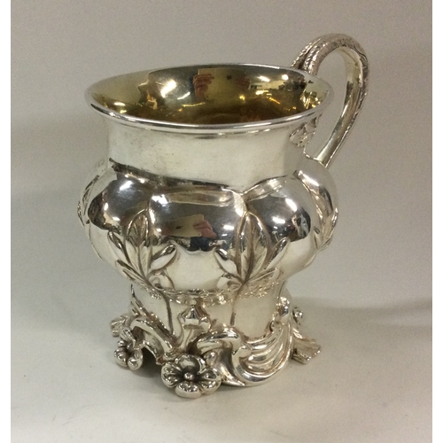 512 - An early 18th Century silver mug. Approx. 146 grams. Est. £100 - £150.