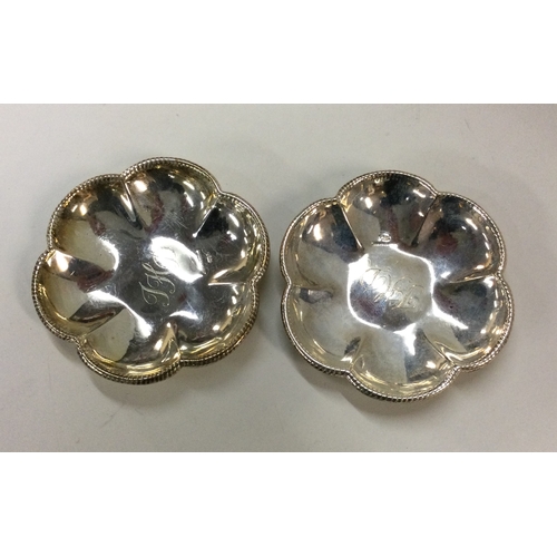 523 - A pair of Sterling silver dishes. Approx. 46 grams. Est. £30 - £50.