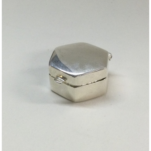 60 - A small octagonal hinged top silver box. Approx. 11 grams. Est. £10 - £20.