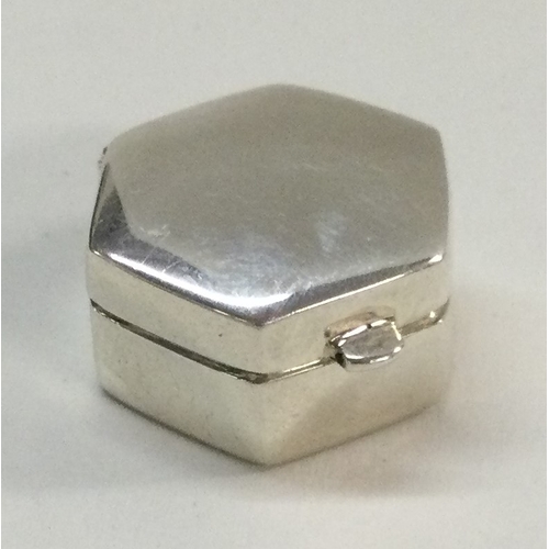 60 - A small octagonal hinged top silver box. Approx. 11 grams. Est. £10 - £20.