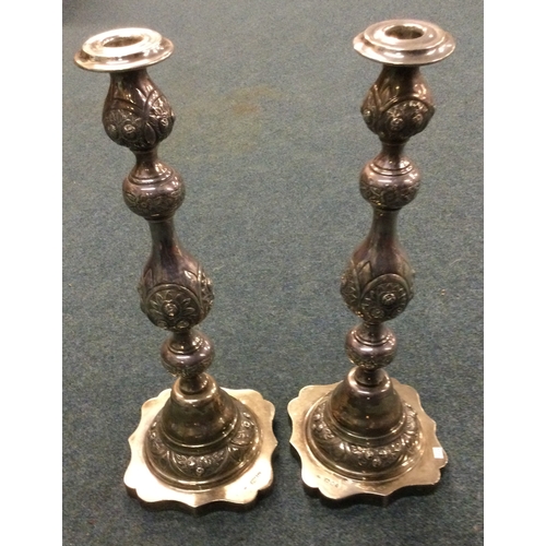 97 - A large pair of Judaica silver candlesticks with chased decoration. London 1924. By Rosenzweig, Tait... 