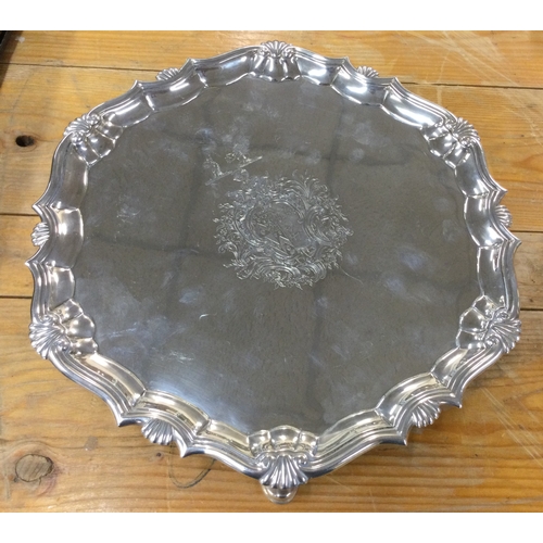 98 - A George III crested silver salver on three hoof feet. London. By William Peaston. Approx. 845 grams... 