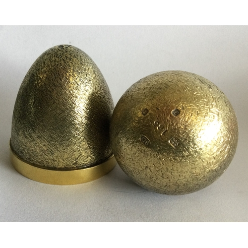 110 - STUART DEVLIN: A good silver gilt egg with fitted interior. Approx. 131 grams. Est. £400 - £500.