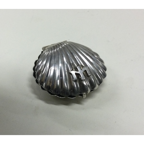 147 - A hinged top silver box in the form of an oyster. Approx. 15 grams. Est. £20 - £30.