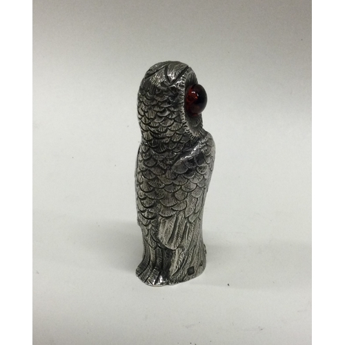 127 - A silver pepper in the form of an owl. Marked to side. Approx. 49 grams. Est. £50 - £80.