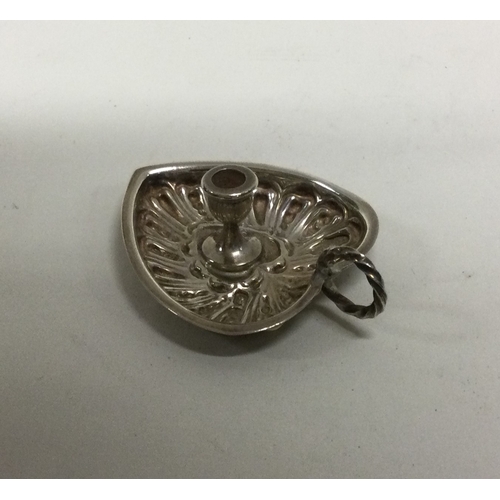 138 - A novelty chased silver heart shaped chamberstick. Birmingham 1916. Approx. 9 grams. Est. £40 - £60.