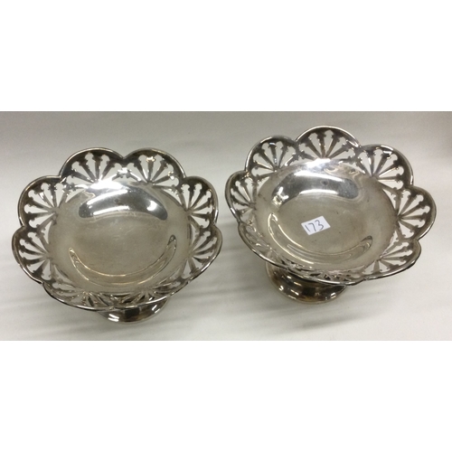 173 - A pair of silver tazze with pierced decoration. (Loaded bases). London 1910. Approx. 187 grams. Est.... 