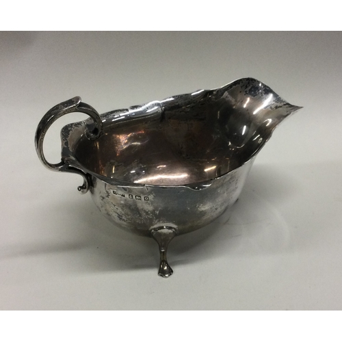 39 - A small Edwardian silver sauce boat with card cut rim. Birmingham. Approx. 90 grams. Est. £25 - £35.