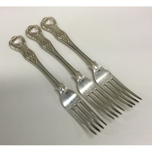 58 - A heavy set of three silver Kings' pattern table forks. London 1939. Approx. 330 grams. Est. £60 - £... 