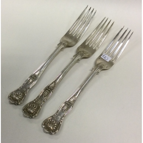 60 - A heavy set of three silver Kings' pattern forks. London 1939. Approx. 212 grams. Est. £40 - £60.