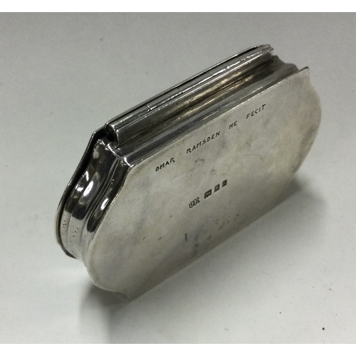 10 - OMAR RAMSDEN: An unusual silver snuff box with hinged lid. London. Approx. 44 grams. Est. £400 - £50... 