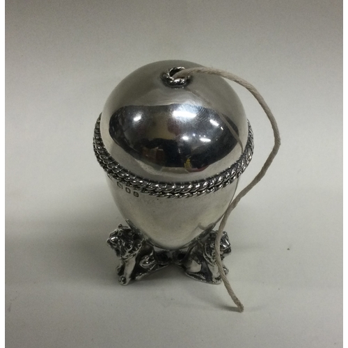 101 - A good quality silver string holder decorated with lions. London. By JK. Approx. 133 grams. Est. £60... 