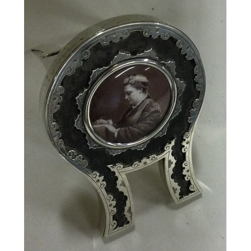 169 - A Victorian silver stand with miniature portrait to centre. London 1881. By LD. Approx. 99 grams. Es... 