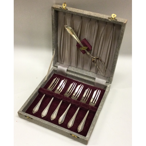 200 - A set of seven silver cake forks. Sheffield. Approx. 107 grams. Est. £30 - £50.