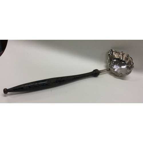 22 - A Georgian silver toddy ladle with shaped rim. Approx. 61 grams. Est. £20 - £30.