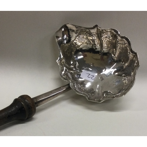 22 - A Georgian silver toddy ladle with shaped rim. Approx. 61 grams. Est. £20 - £30.