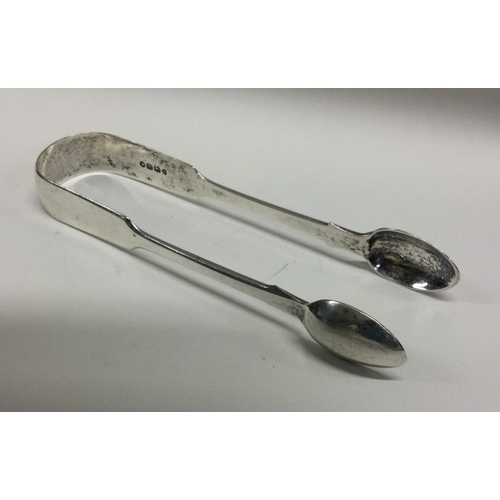 25 - A pair of Georgian style silver sugar tongs. London. By H&H. Approx. 47 grams. Est. £10 - £20.