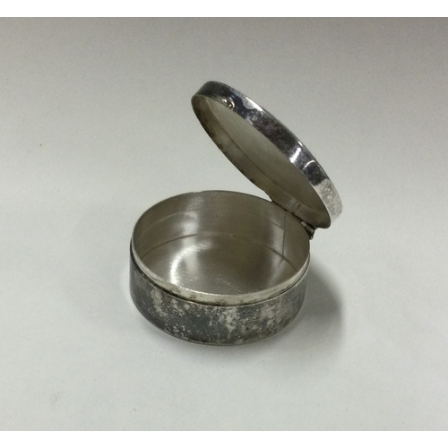 280 - A small hinged silver pill box. Approx. 9 grams. Est. £20 - £30.