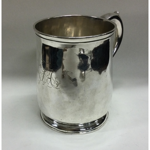 294 - A heavy 18th Century Georgian silver mug. London 1732. By Richard Bayley. Approx. 248 grams. Est. £8... 