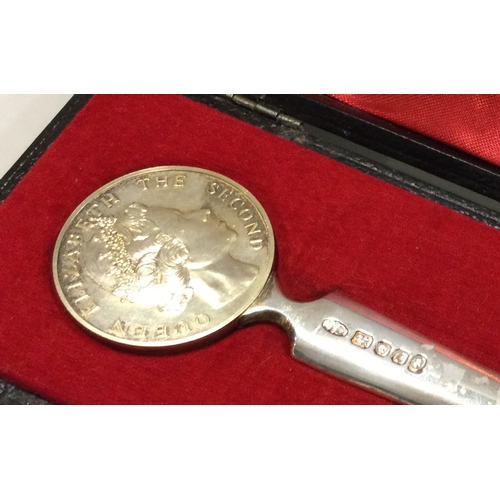 302 - STUART DEVLIN: A good cast silver letter opener contained within original fitted box. Approx. 69 gra... 