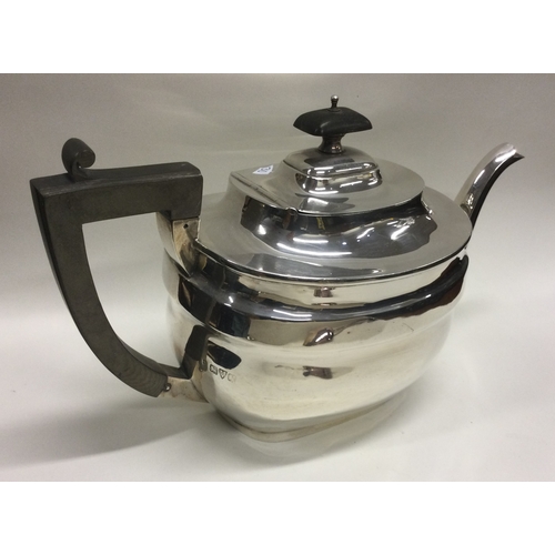 310 - A good plain silver teapot with hinged lid. Chester. Approx. 633 grams. Est. £220 - £250.