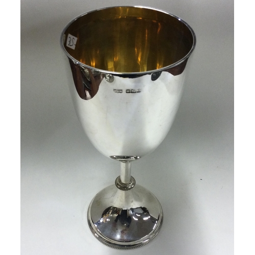 315 - A heavy silver goblet with gilt interior. Sheffield 1902. By M&W. Approx. 181 grams. Est. £150 - £20... 