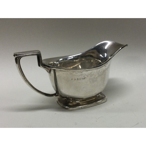 62 - A good small Adams' style silver sauceboat on square base. Birmingham. Approx. 88 grams. Est. £30 - ... 