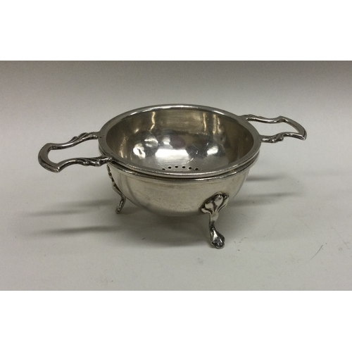 63 - An unusual silver tea strainer on stand. Birmingham. Approx. 84 grams. Est. £30 - £40.