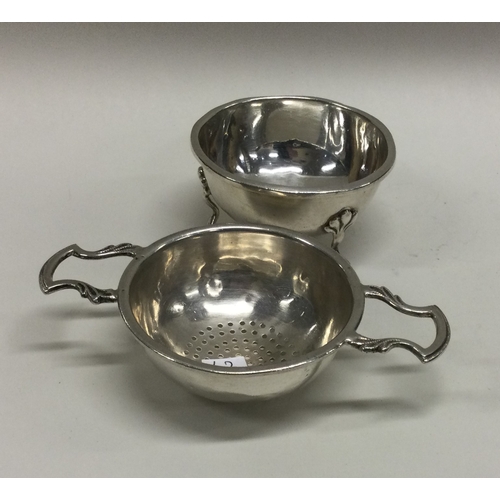 63 - An unusual silver tea strainer on stand. Birmingham. Approx. 84 grams. Est. £30 - £40.