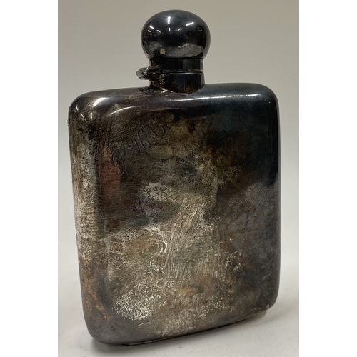 101 - A large Victorian silver hip flask. Sheffield 1898. By James Dixon and Sons. Approx. 155 grams. Est.... 