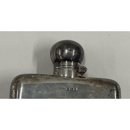 101 - A large Victorian silver hip flask. Sheffield 1898. By James Dixon and Sons. Approx. 155 grams. Est.... 