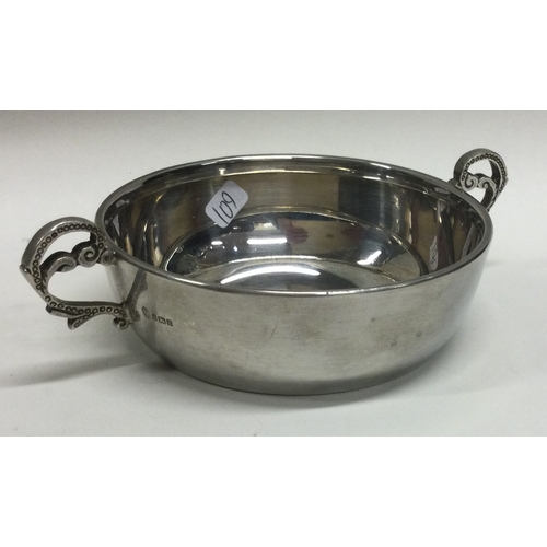 109 - A heavy silver two handled bowl. London. Approx. 117 grams. Est, £40 - £60.